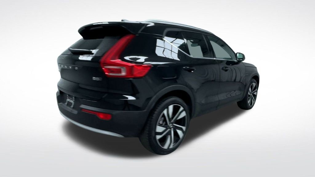 Used 2025 Volvo XC40 B5 Plus image 25