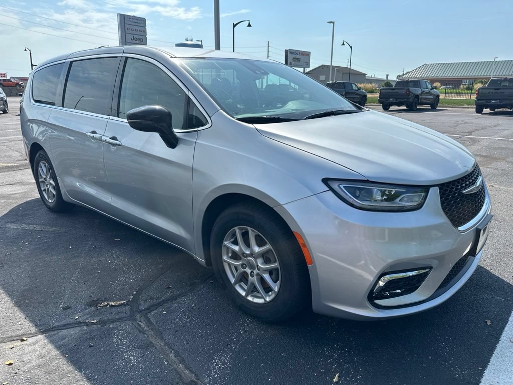 Used 2024 Chrysler Pacifica Touring-L FWD image 6