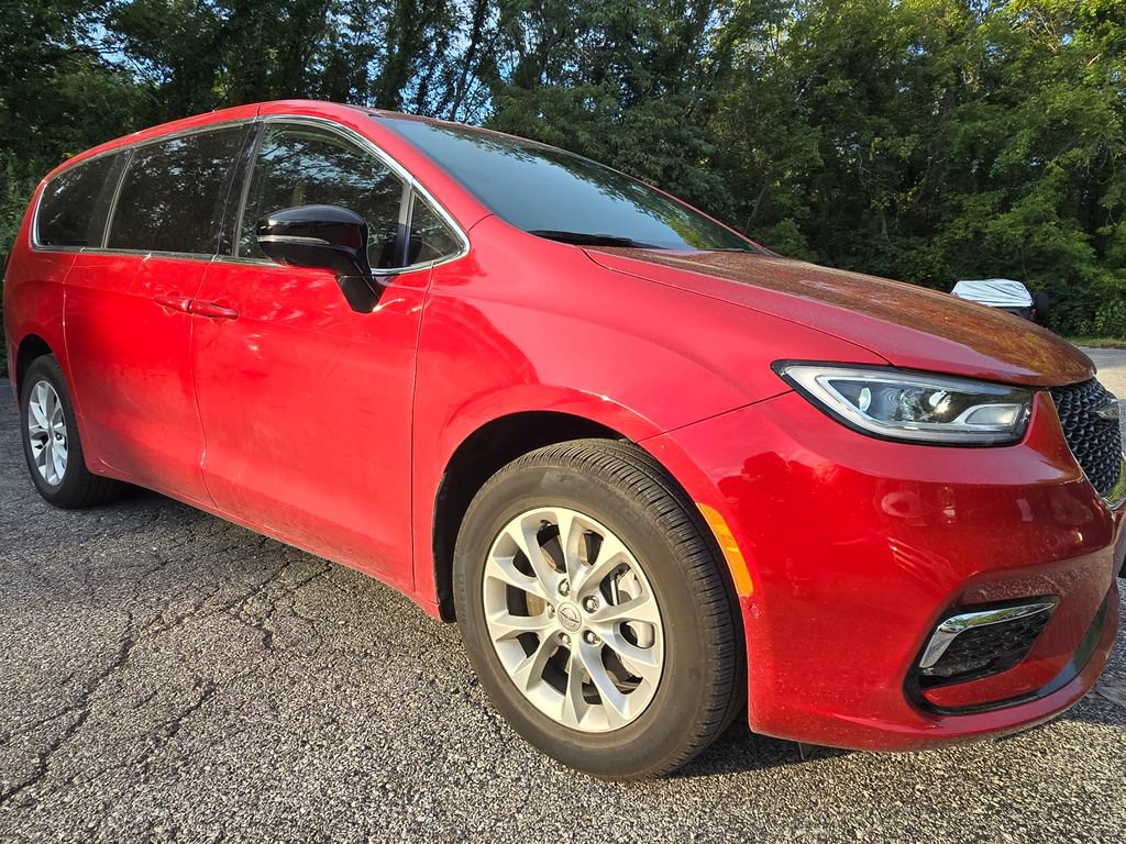 Used 2025 Chrysler Pacifica Select AWD/4WD image 10