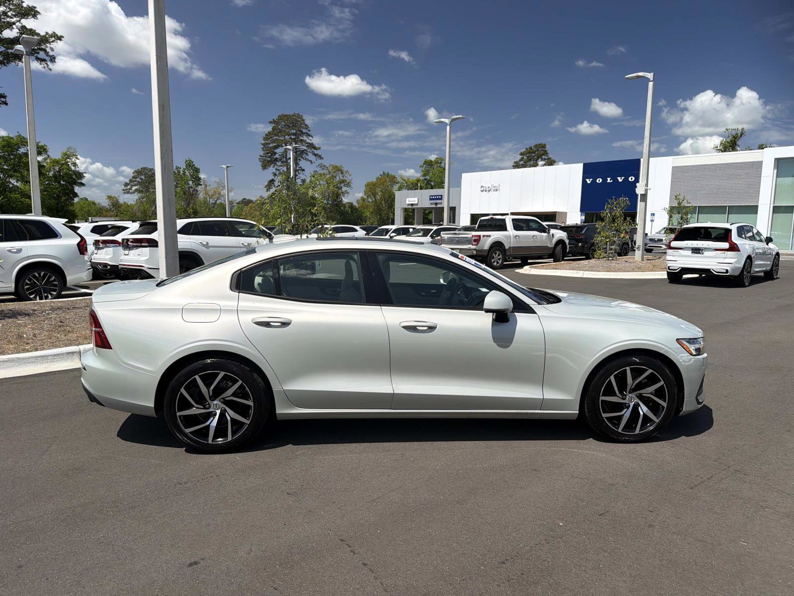 Used 2020 Volvo S60 T5 Momentum image 4