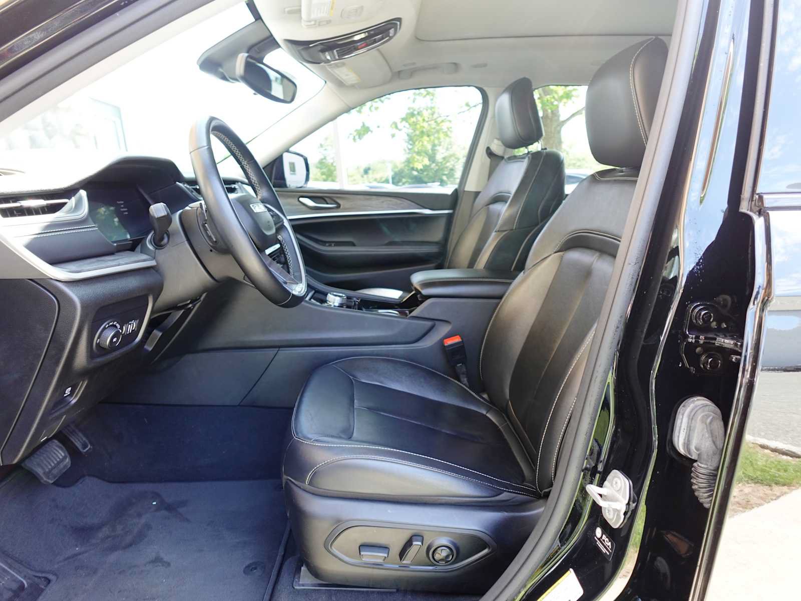 Used 2022 Jeep Grand Cherokee L Limited AWD/4WD image 12