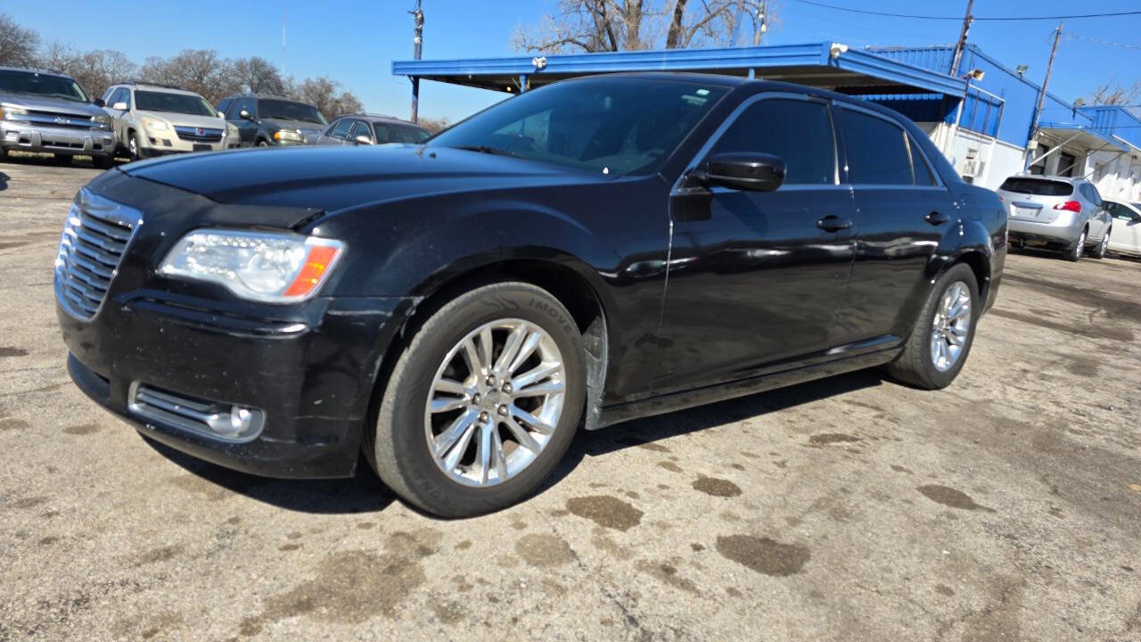 Used 2011 Chrysler 300 RWD image 1