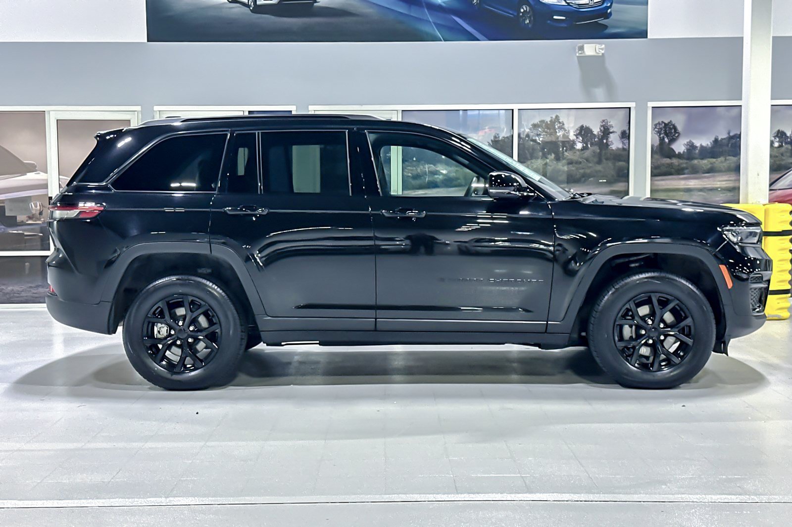 Used 2025 Jeep Grand Cherokee Altitude AWD/4WD image 7
