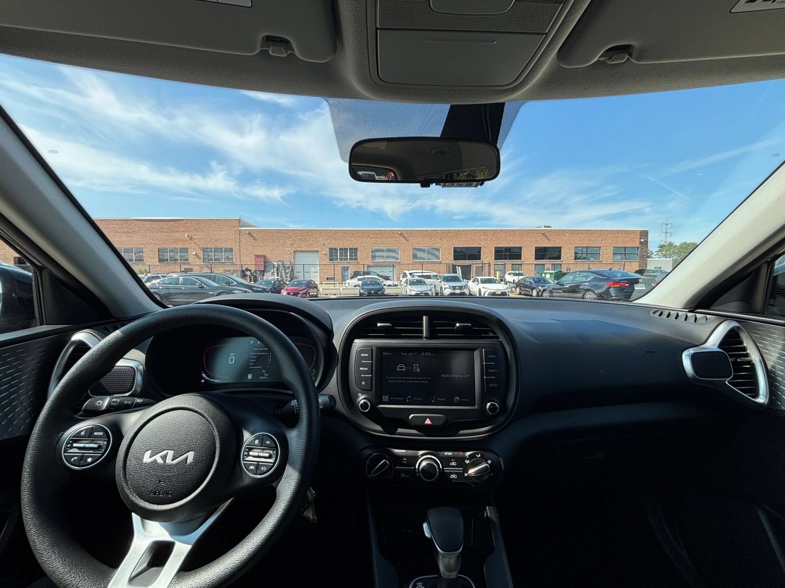 Used 2025 Kia Soul LX w/ LX Technology Package FWD image 30