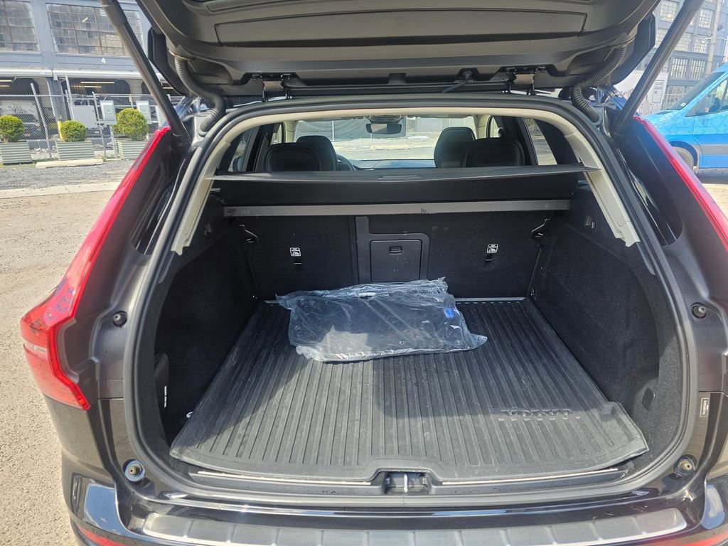 Certified 2023 Volvo XC60 B5 Plus image 8