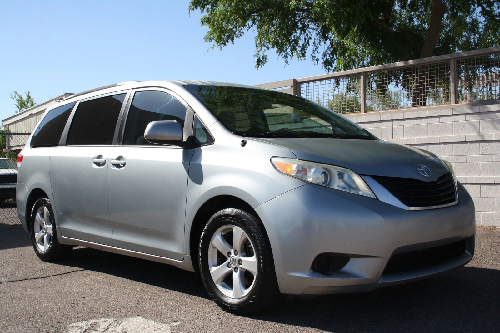 Used 2014 Toyota Sienna LE FWD image 2