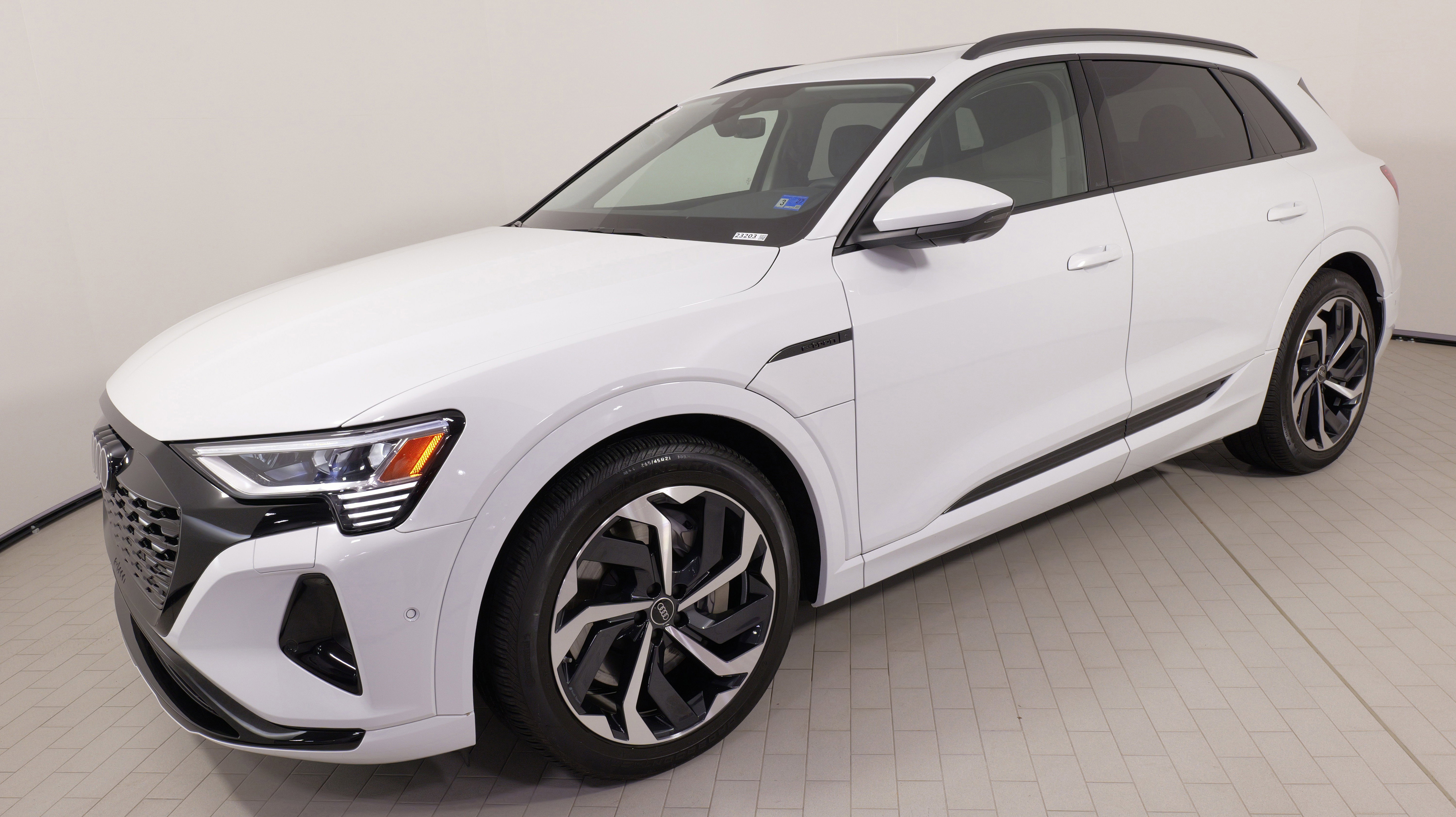 Used 2024 Audi Q8 e-tron Premium Plus w/ Premium Plus Package image 1