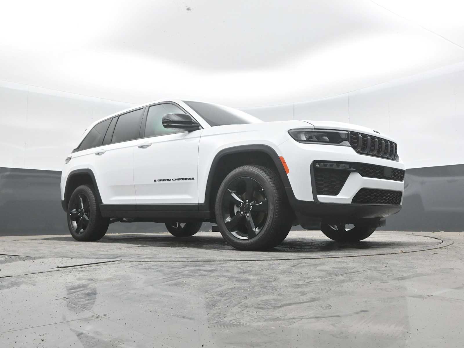 Used 2026 Jeep Grand Cherokee Limited w/ Limited Altitude Package AWD/4WD image 28