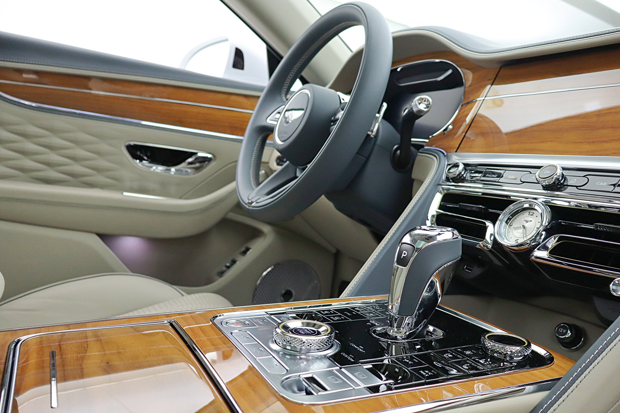 Used 2023 Bentley Flying Spur Azure image 29