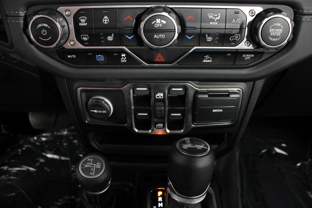 Used 2025 Jeep Wrangler Unlimited Sahara AWD/4WD image 6