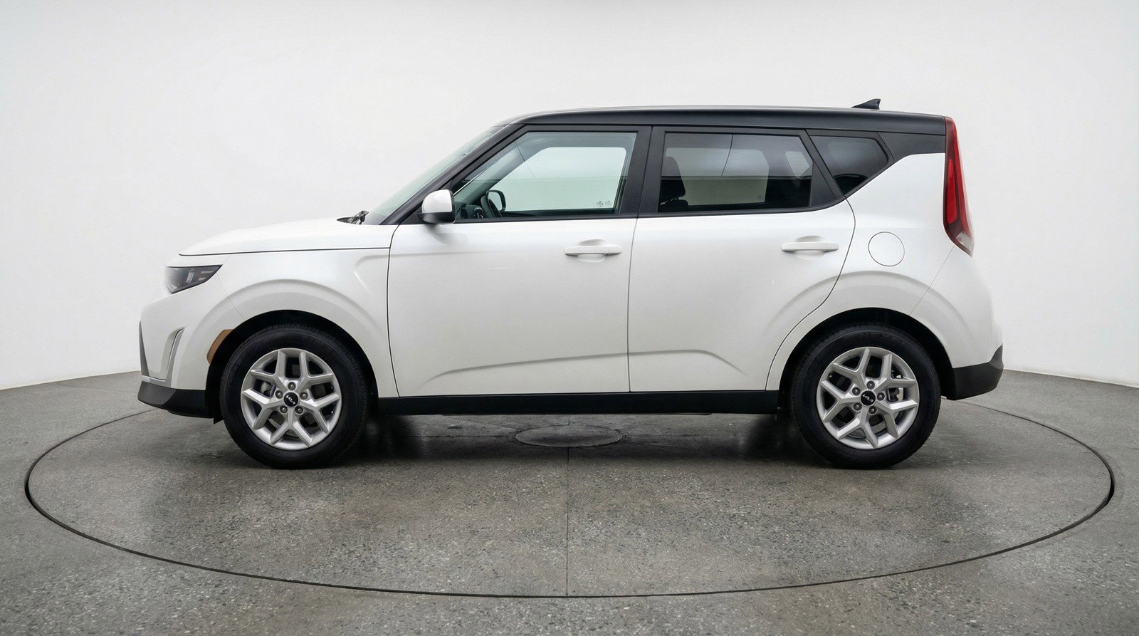 Used 2025 Kia Soul LX w/ LX Technology Package FWD image 5