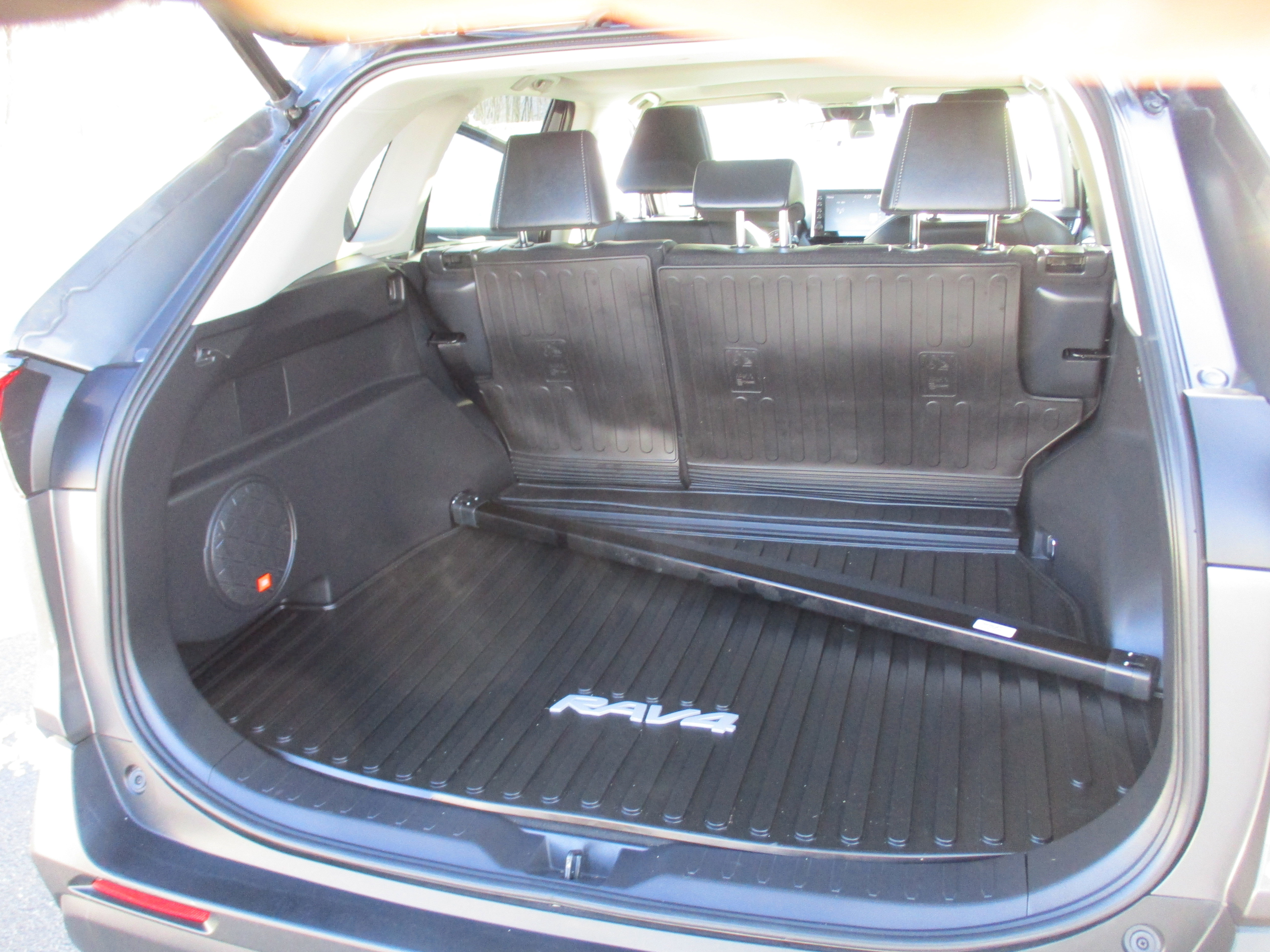 Used 2022 Toyota RAV4 XLE Premium image 14