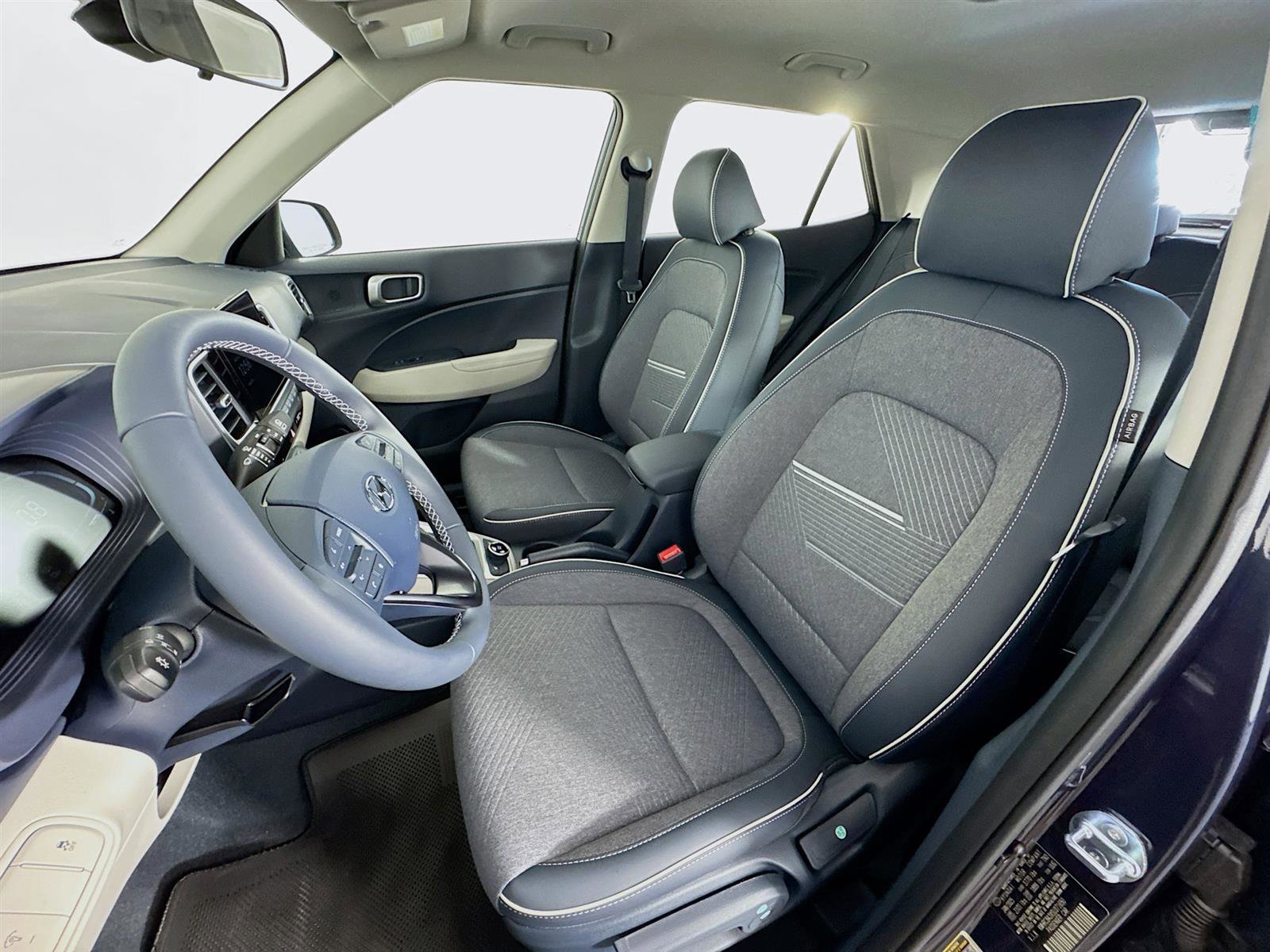 New 2025 Hyundai Venue Limited image 11