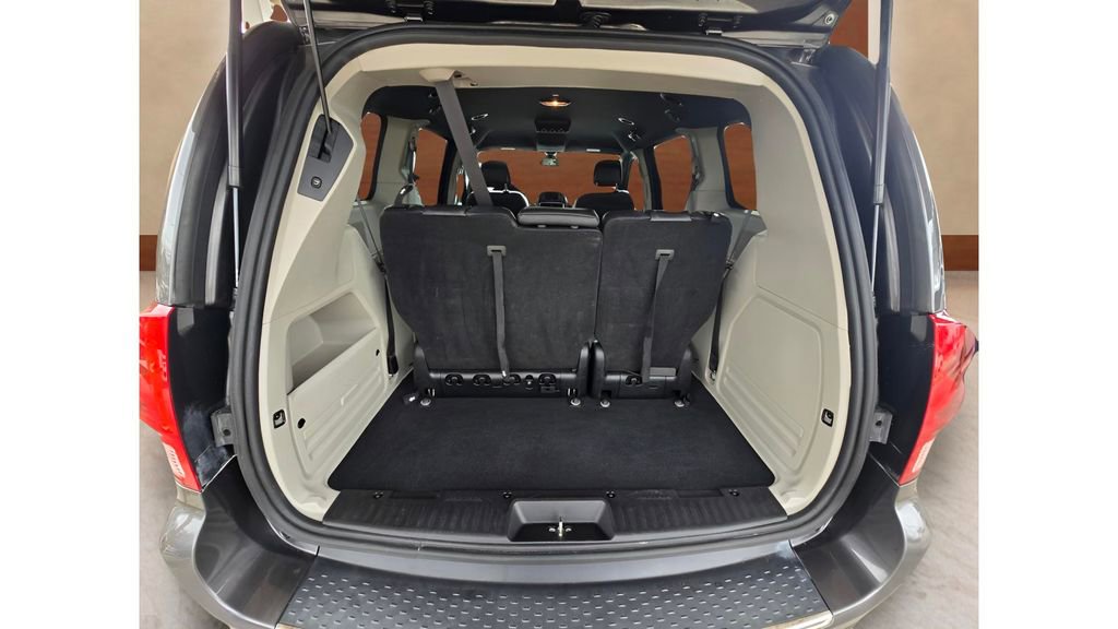 Used 2020 Dodge Grand Caravan SXT image 17