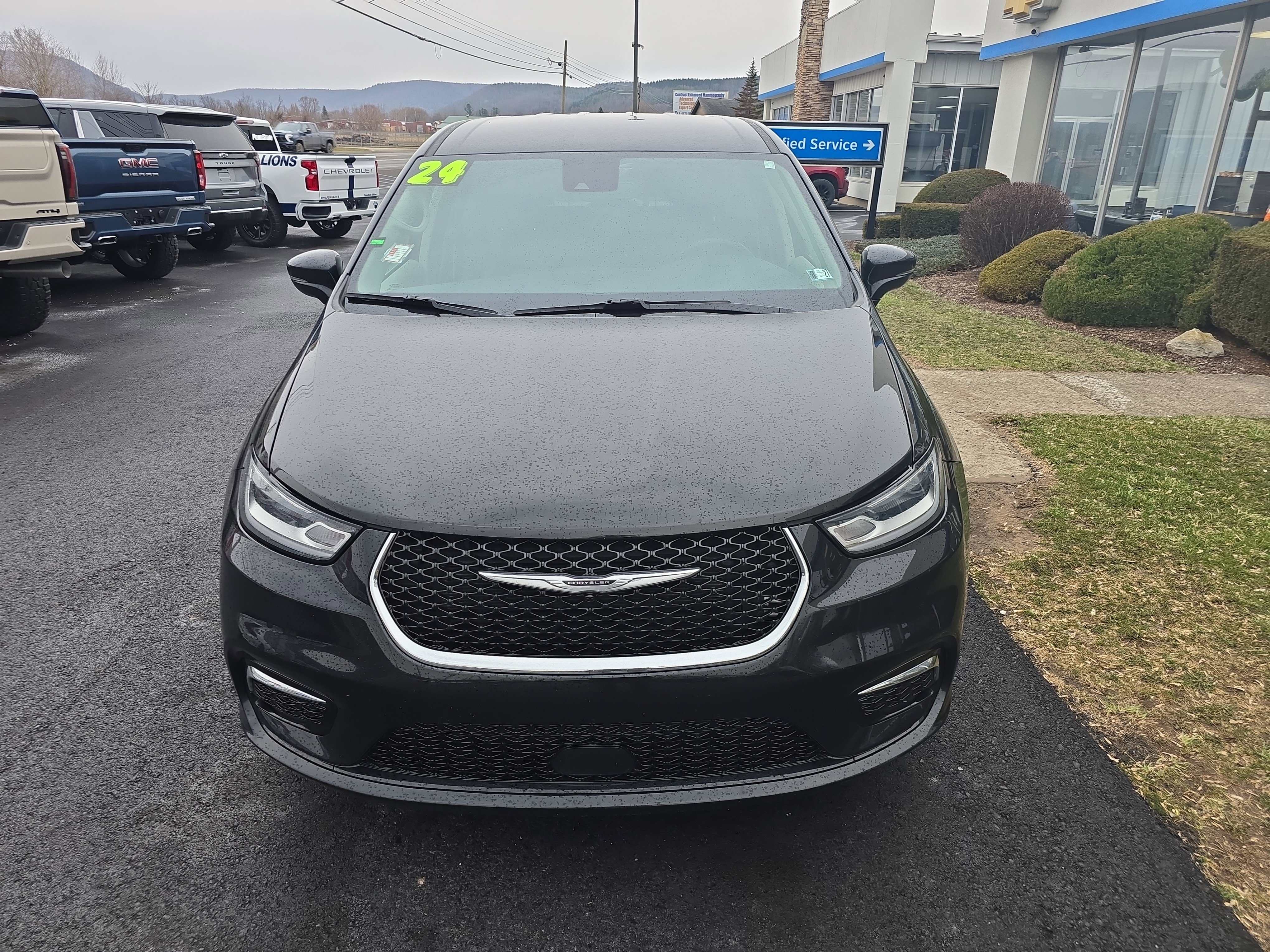 Used 2024 Chrysler Pacifica Touring-L image 9
