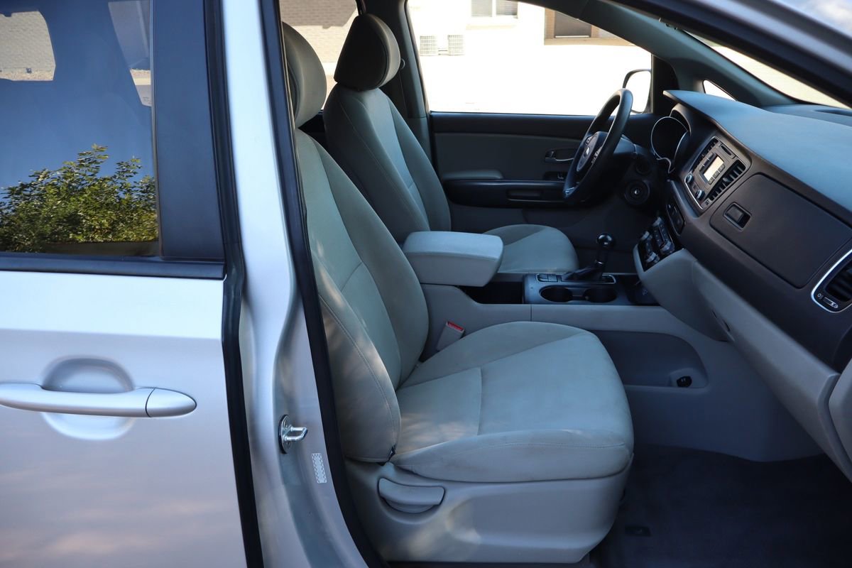 Used 2015 Kia Sedona LX w/ LX Convenience Package image 24