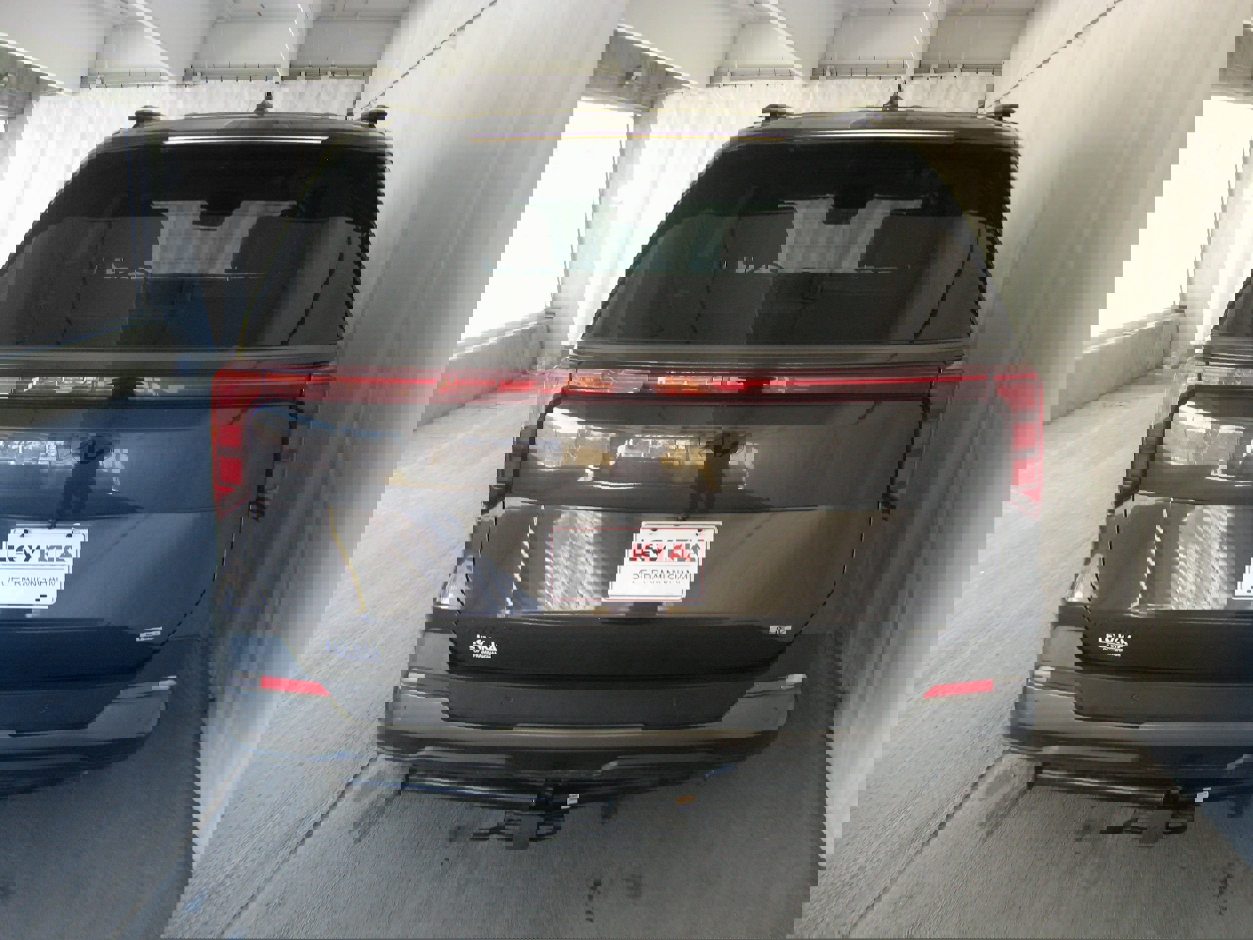 Used 2025 Kia Carnival SX w/ SX Dark Edition Package image 27