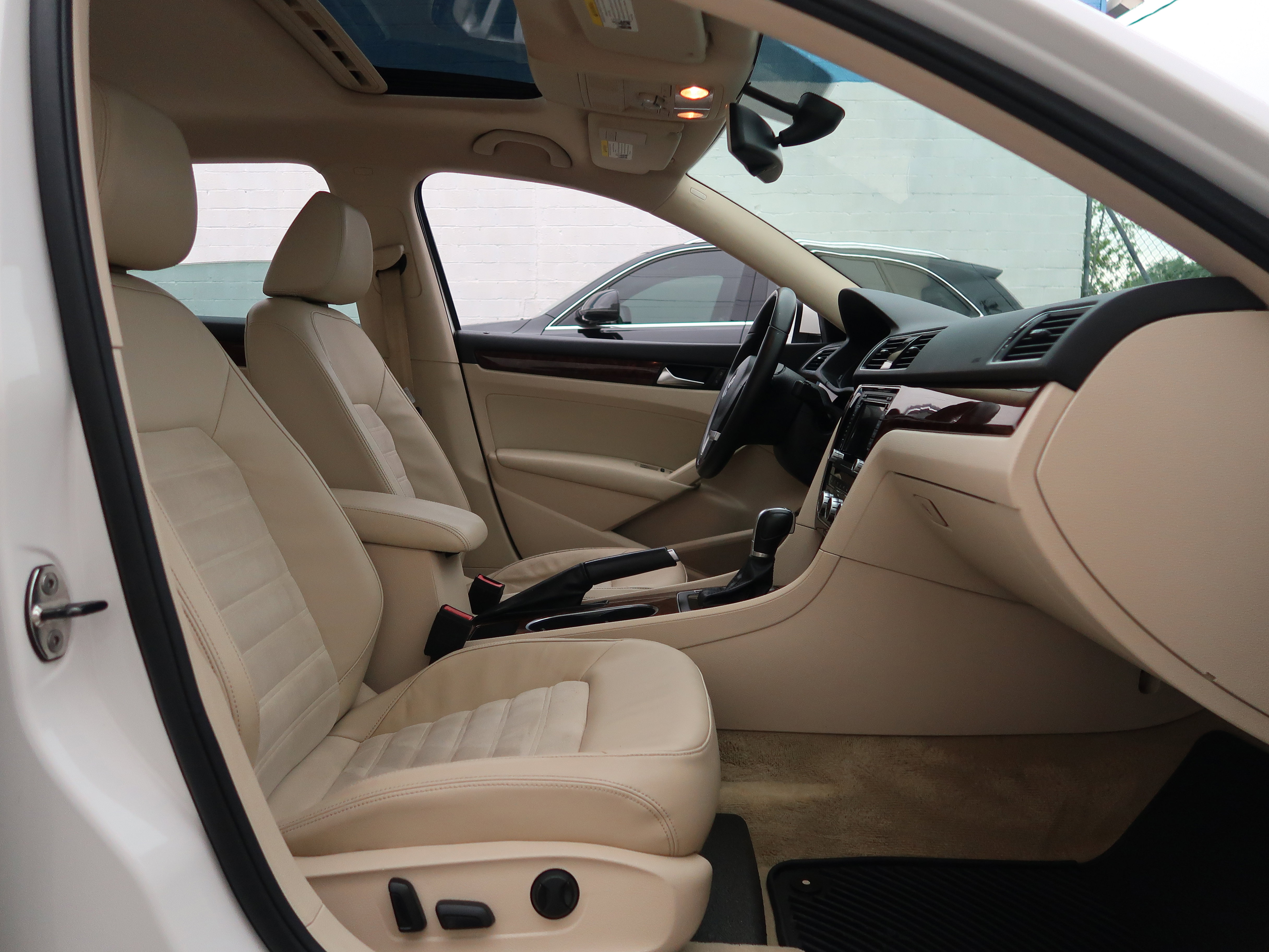 Used 2013 Volkswagen Passat TDI SEL Premium image 31