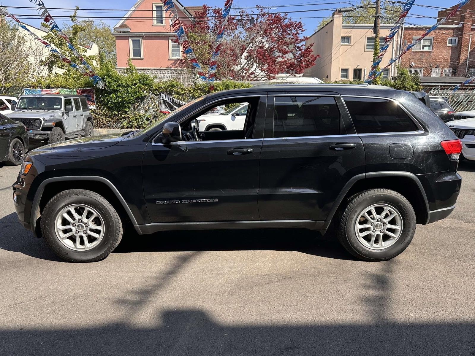 Used 2019 Jeep Grand Cherokee Laredo AWD/4WD image 7