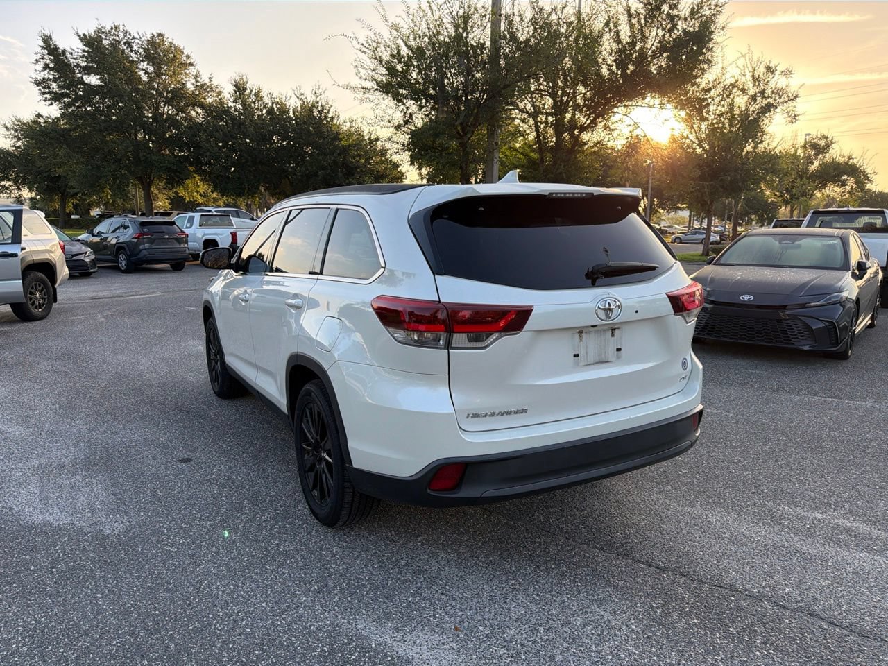 Used 2019 Toyota Highlander SE FWD image 3