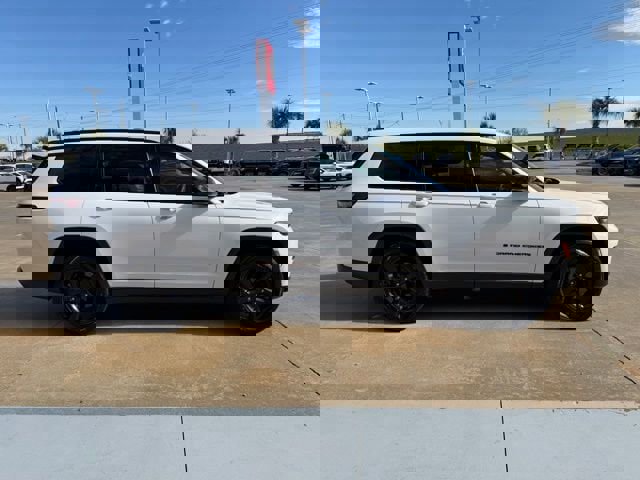 Used 2023 Jeep Grand Cherokee L Laredo image 6