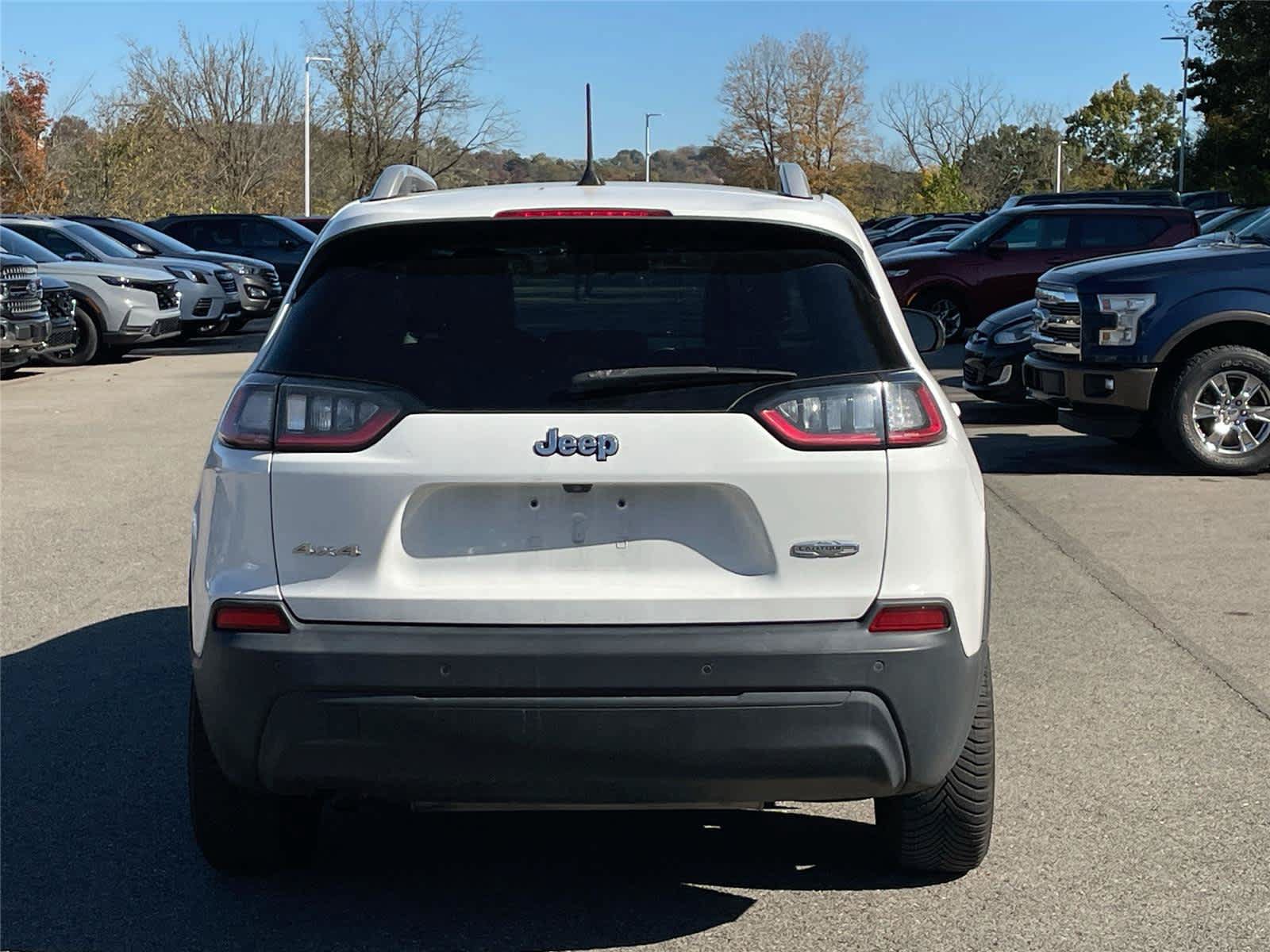 Used 2019 Jeep Cherokee Latitude Plus w/ Cold Weather Group AWD/4WD image 4