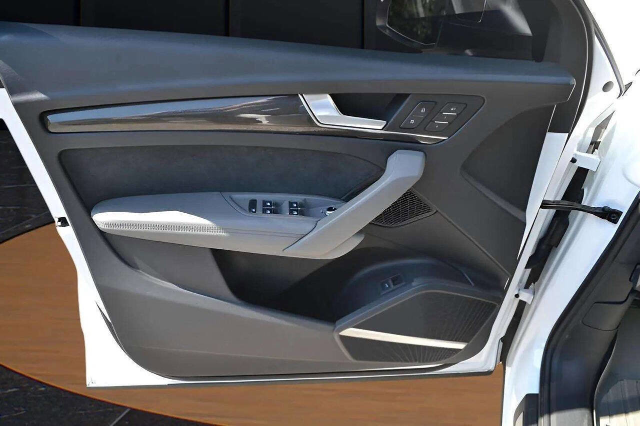 Used 2018 Audi SQ5 Premium Plus w/ Navigation Package image 17