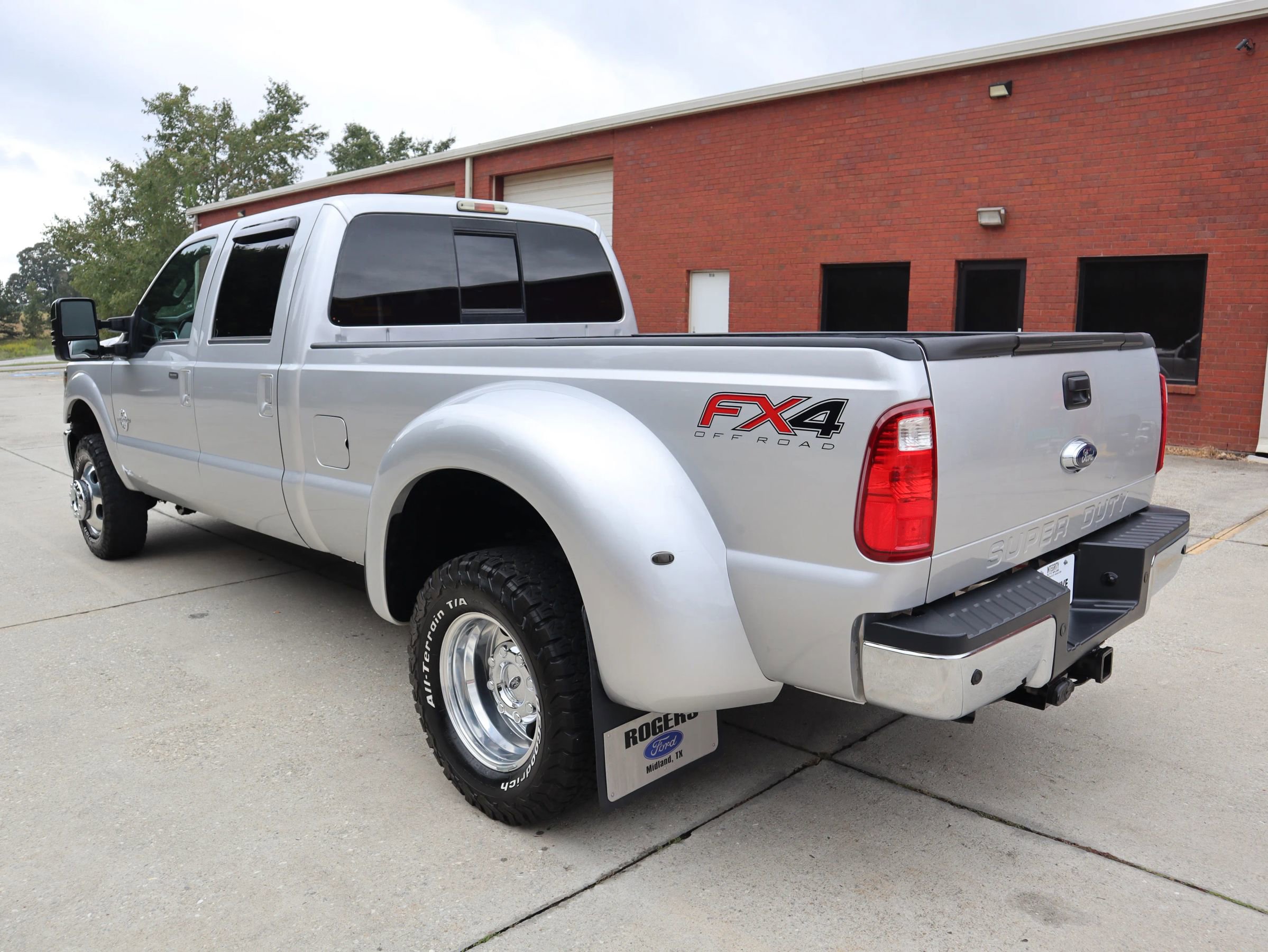Used 2015 Ford F350 Lariat w/ Lariat Interior Package image 3