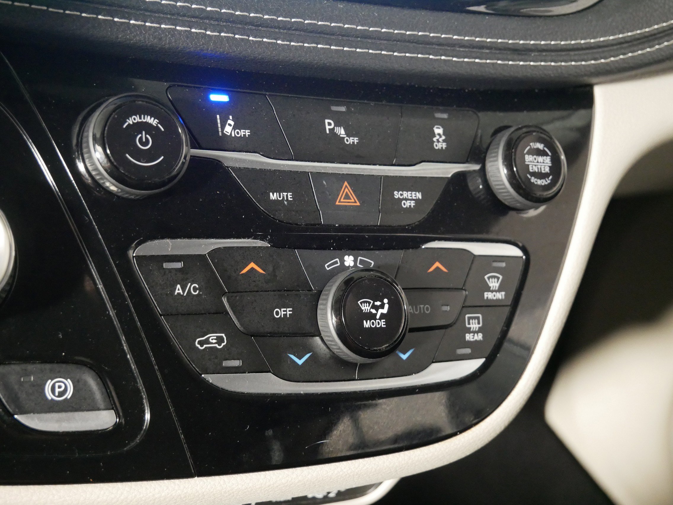 Used 2023 Chrysler Pacifica Touring-L FWD image 23