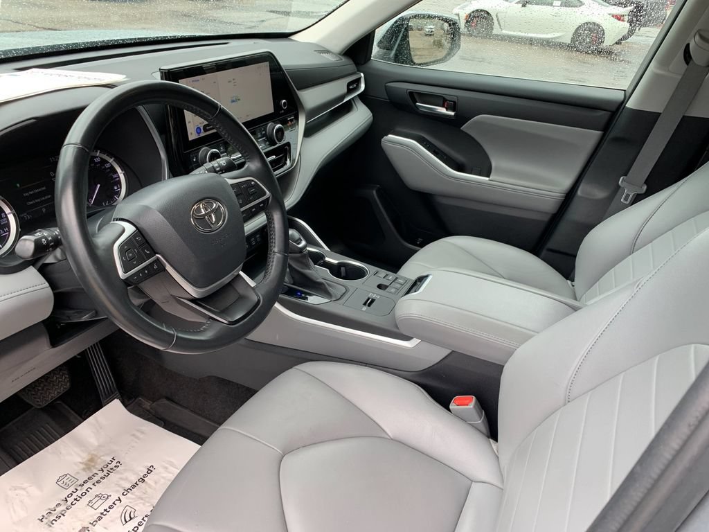 Used 2023 Toyota Highlander XLE FWD image 11