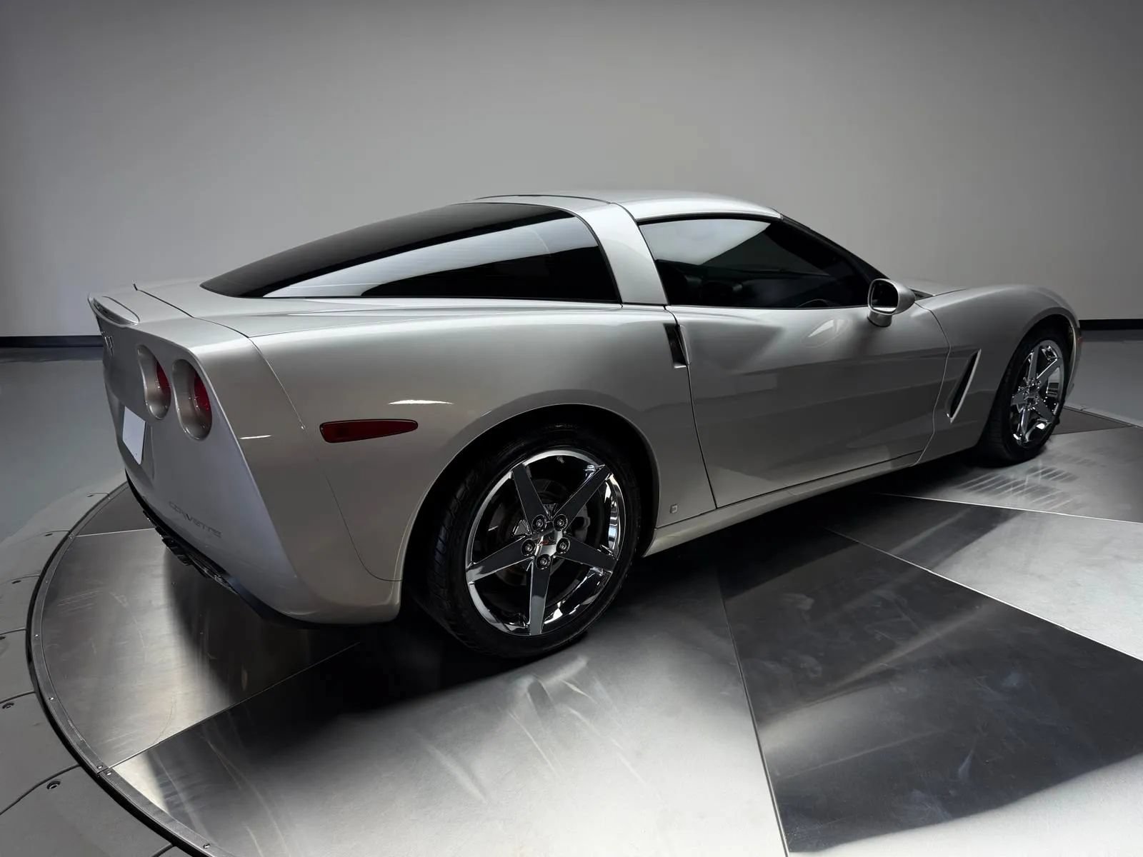 Used 2006 Chevrolet Corvette Coupe w/ Preferred Equipment Group RWD image 2