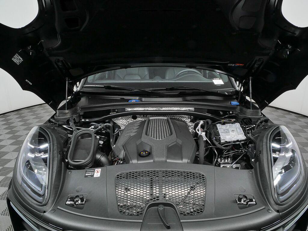 Certified 2026 Porsche Macan AWD/4WD image 33
