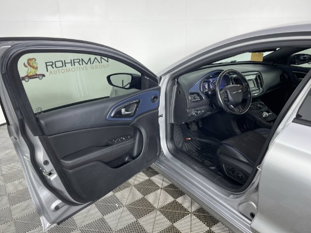 Used 2015 Chrysler 200 S w/ Comfort Group FWD image 17