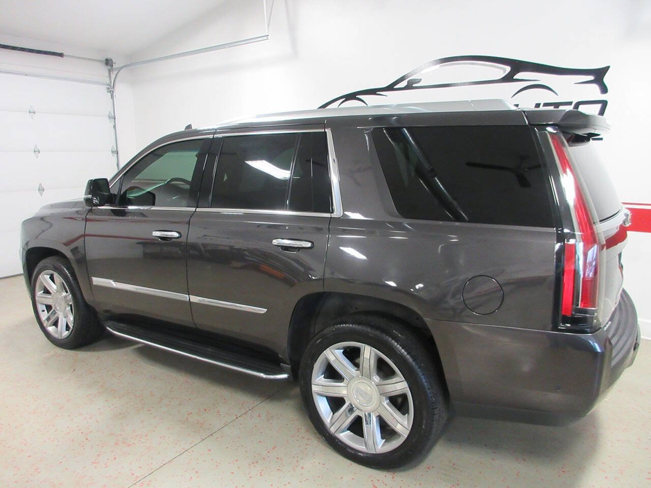 Used 2017 Cadillac Escalade Luxury AWD/4WD image 3