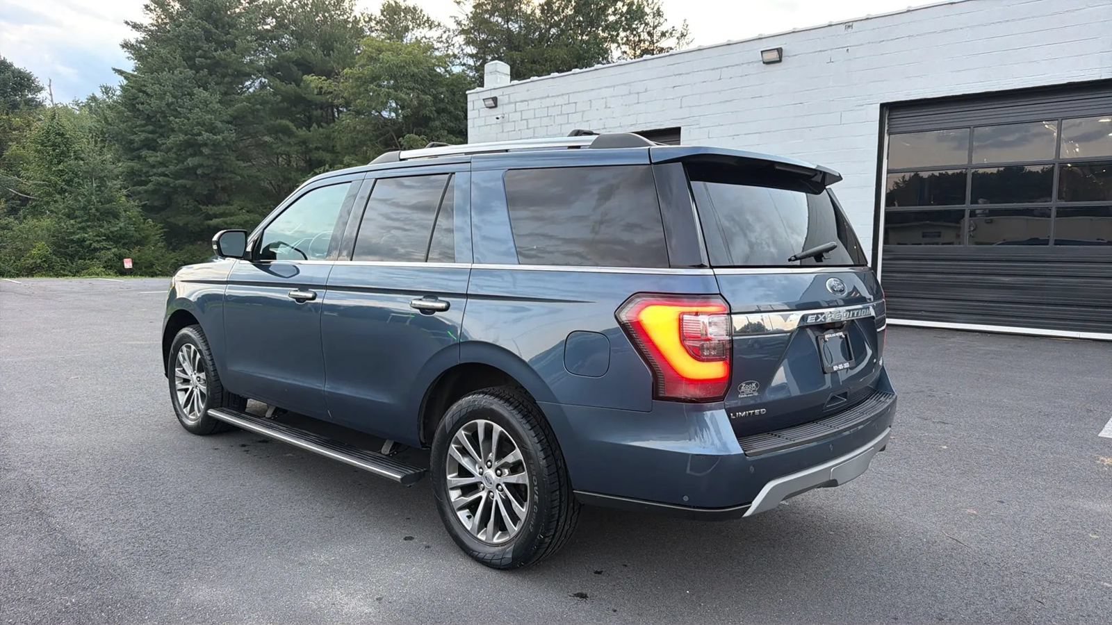 Used 2018 Ford Expedition Limited w/ Equipment Group 301A AWD/4WD image 5