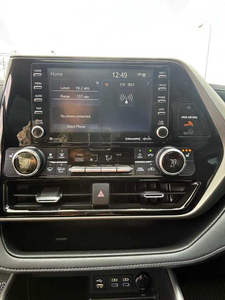 Used 2022 Toyota Highlander XLE AWD/4WD image 17