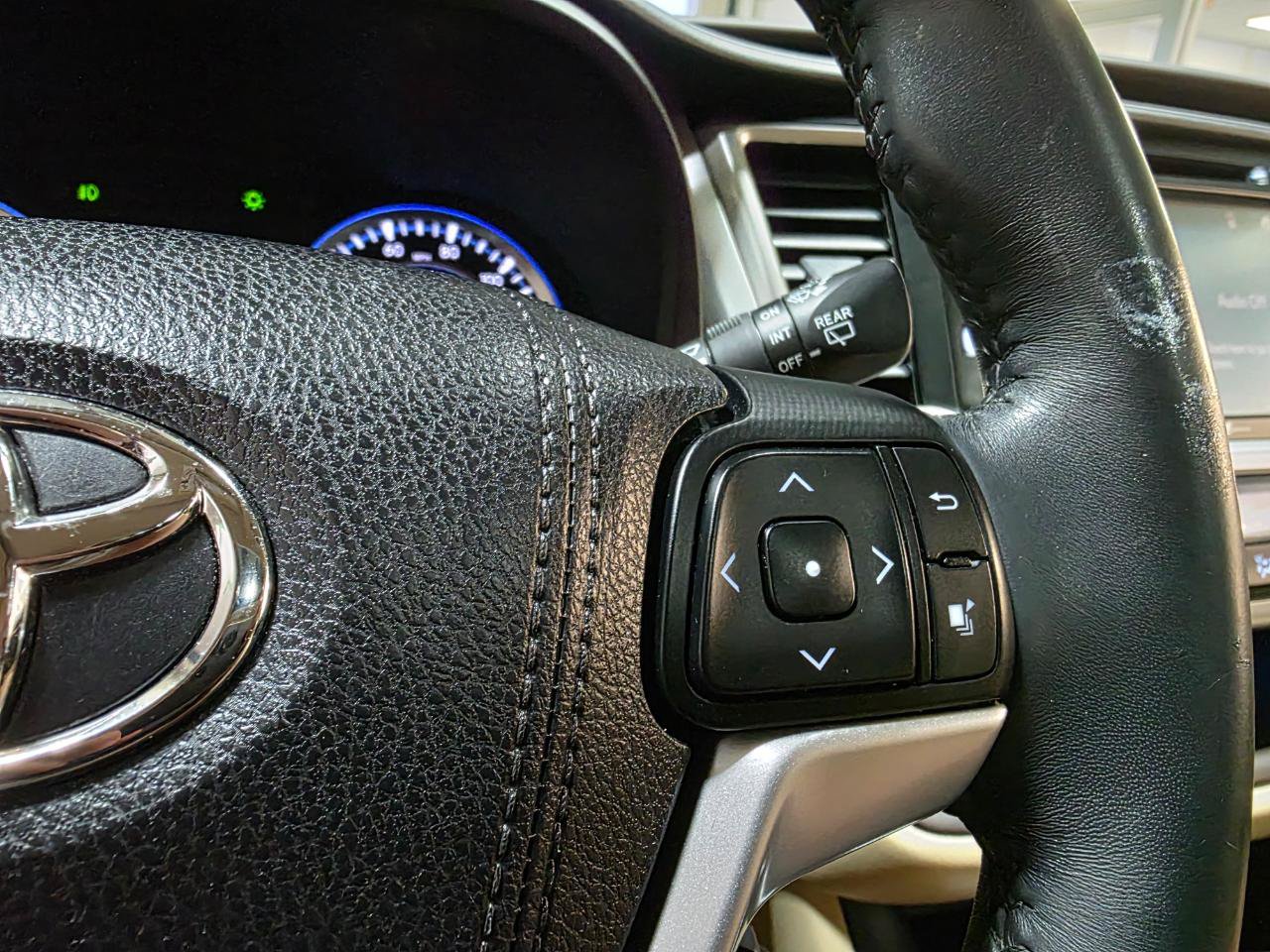 Used 2015 Toyota Highlander Limited AWD/4WD image 34