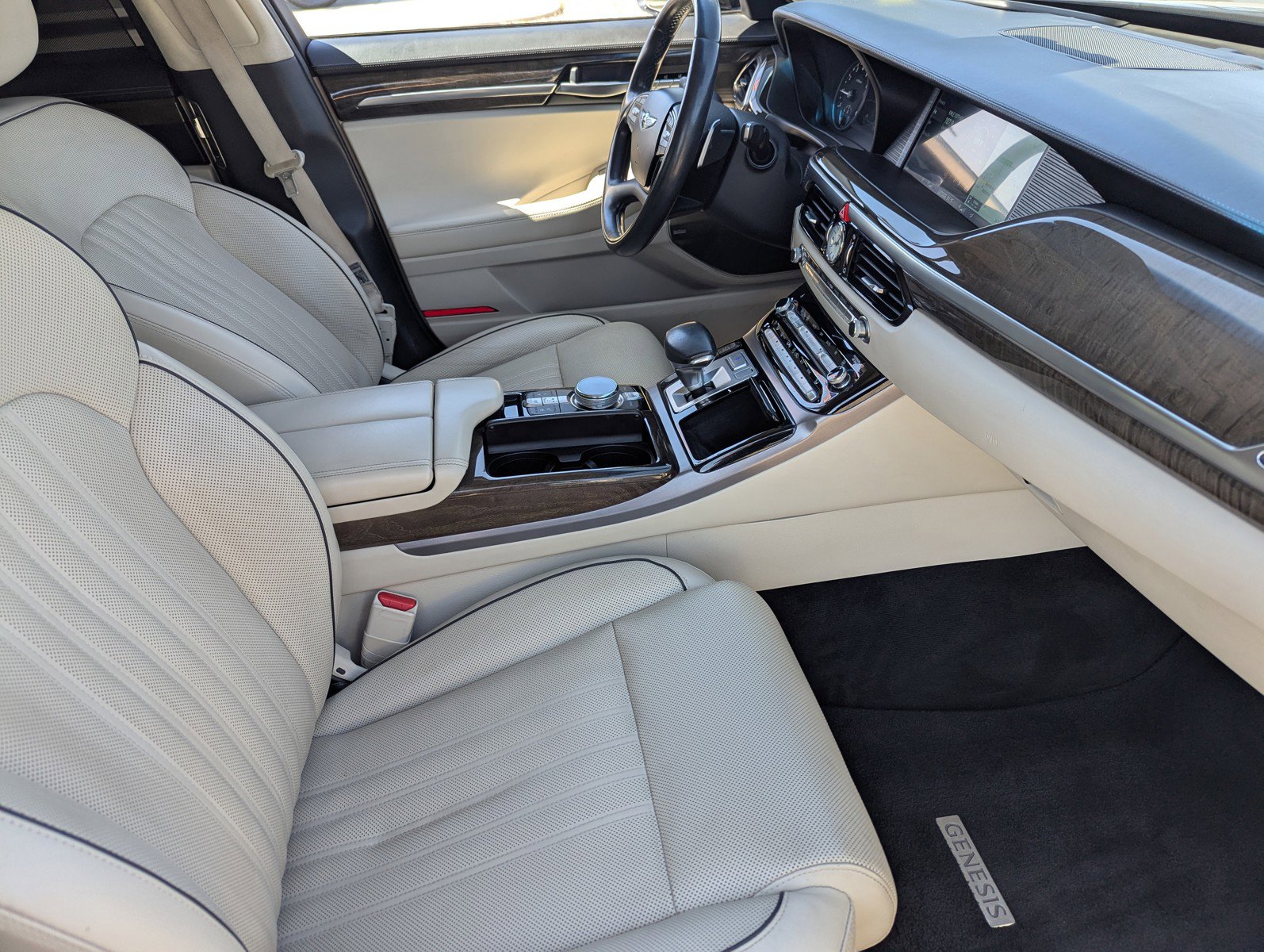 Used 2018 Genesis G90 3.3T Premium image 11