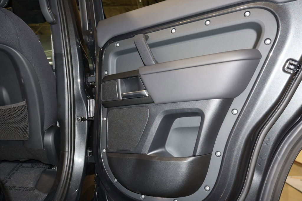 Used 2025 Land Rover Defender 130 V8 image 38