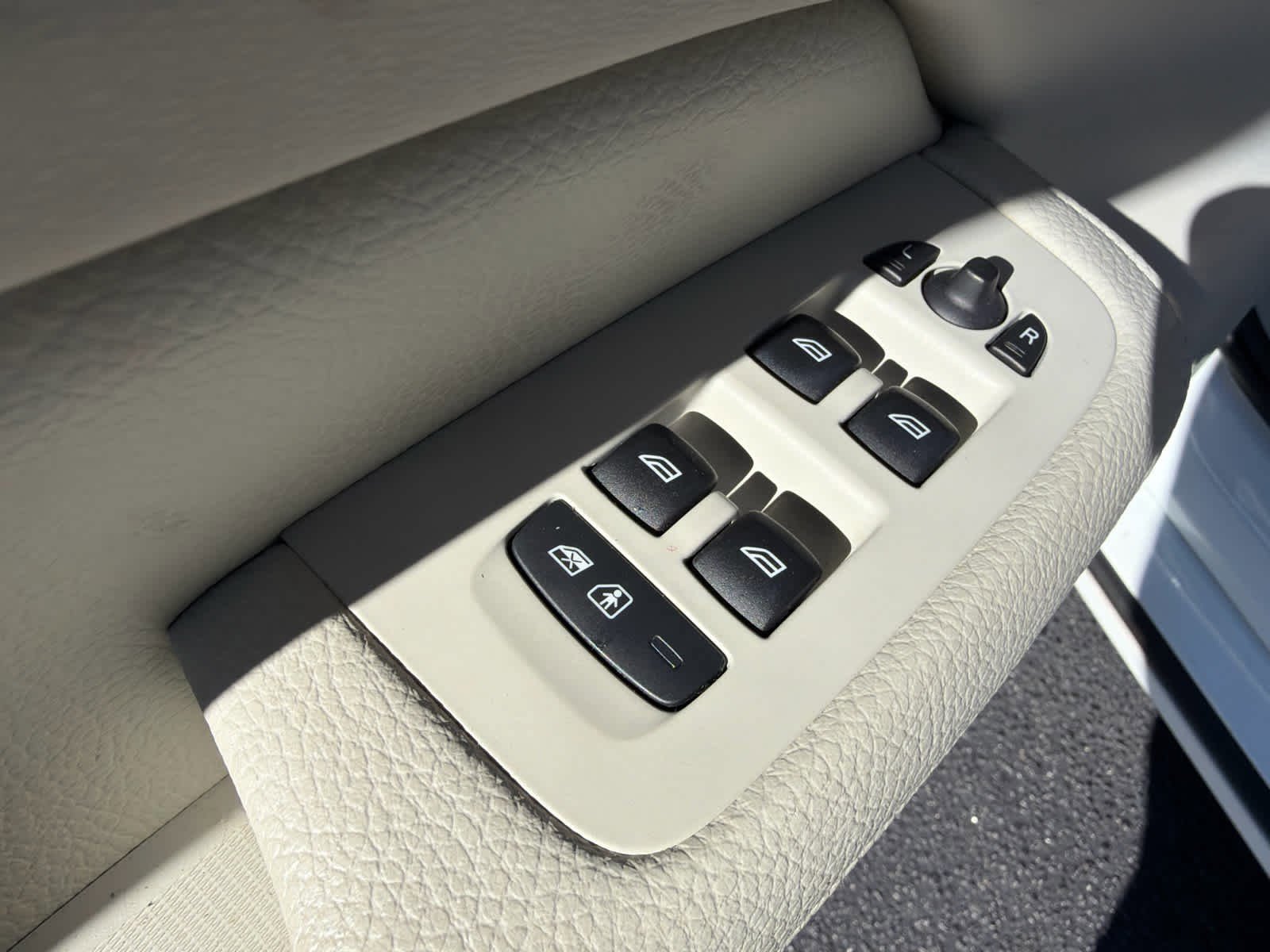 Used 2020 Volvo S60 T5 Momentum w/ Protection Package Premier image 25