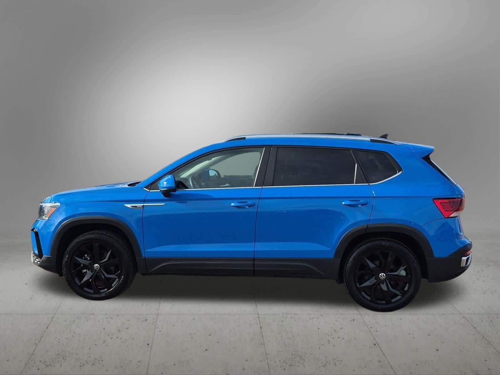 Used 2023 Volkswagen Taos SE w/ Panoramic Sunroof Package AWD/4WD image 3