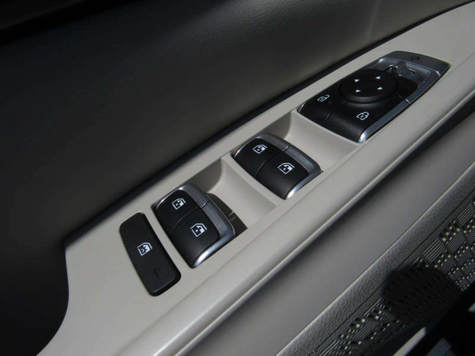 Used 2025 Kia Carnival SX w/ SX Dark Edition Package FWD image 24