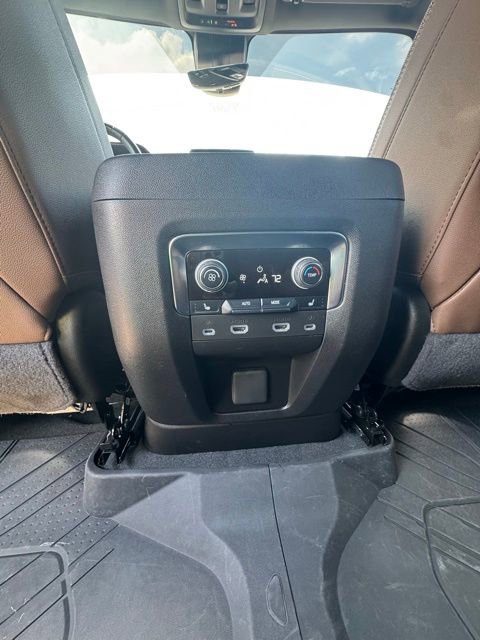 Used 2024 Chevrolet Suburban High Country w/ Advanced Technology Package image 21