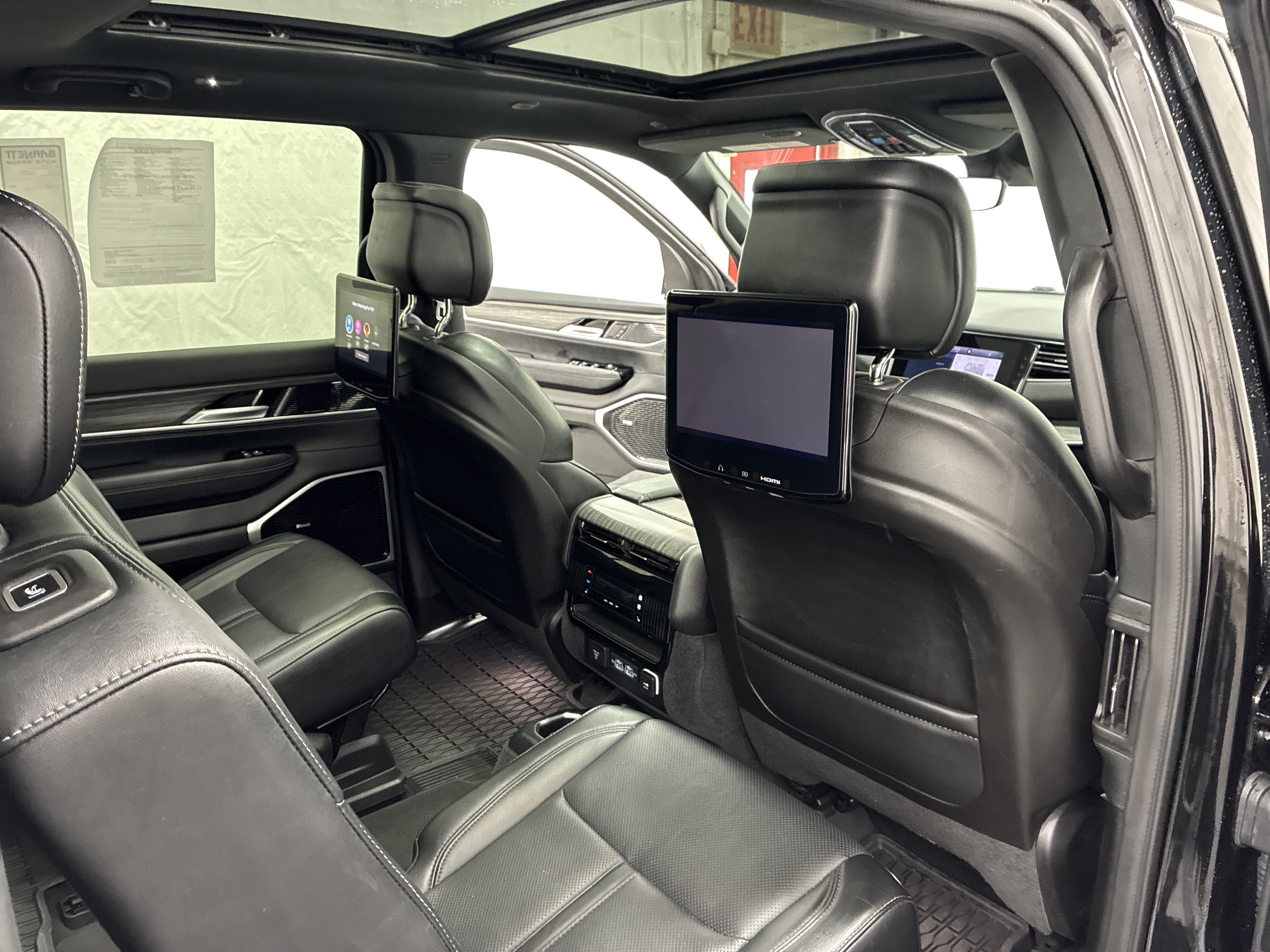 Certified 2024 Jeep Wagoneer L Series III w/ Premium Group I AWD/4WD image 12