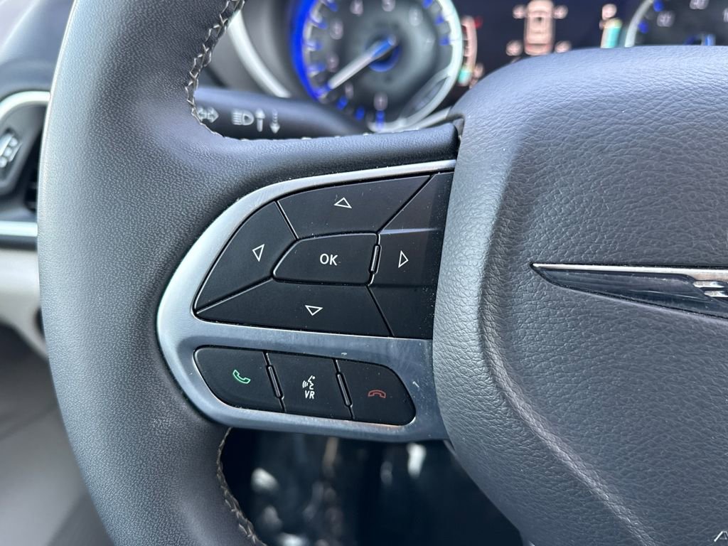 Used 2024 Chrysler Pacifica Touring-L image 18