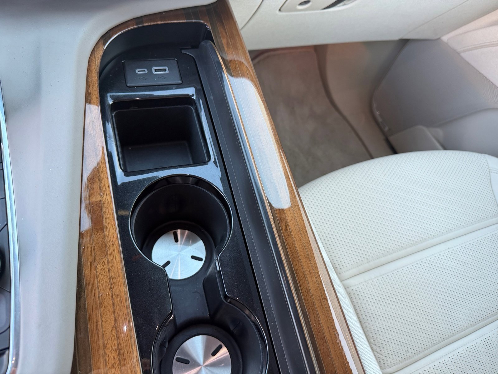 Used 2024 Cadillac Escalade Premium Luxury Platinum image 25