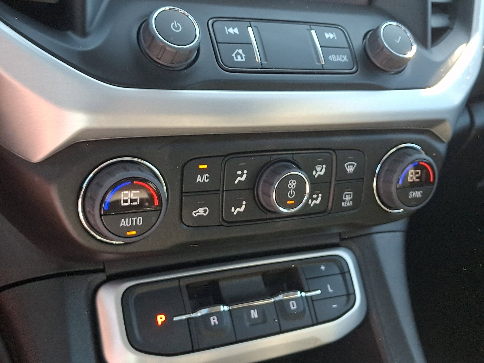 Used 2023 GMC Acadia SLT w/ Elevation Edition image 16