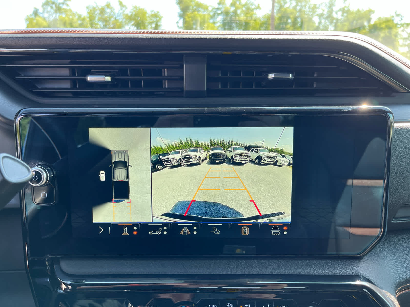 Used 2025 GMC Sierra 2500 AT4 w/ AT4 Premium Plus Package AWD/4WD image 16