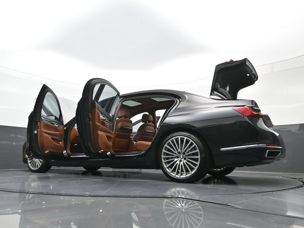 Used 2022 BMW 750i xDrive w/ Autobahn Package AWD/4WD image 42