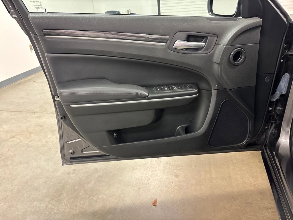 Used 2022 Chrysler 300 Touring w/ Sport Appearance Package image 22